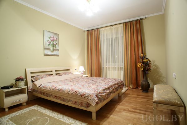 Красивая бежевая спальня