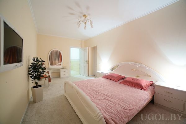 Уютная бежевая спальня