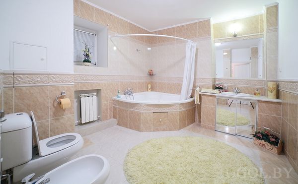 Большая ванная в санузле