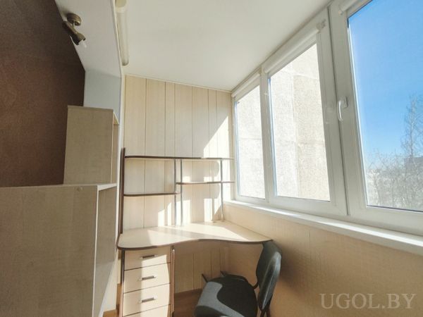 Компактный рабочий уголок с угловым столом, офисным креслом и большими окнами.Компактный рабочий уголок с угловым столом, офисным креслом и большими окнами.