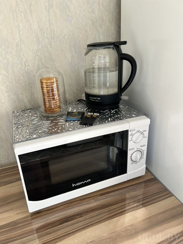 Микроволновка с чайником Polaris, стеклянной ёмкостью с печеньем и декоративной подставкой.