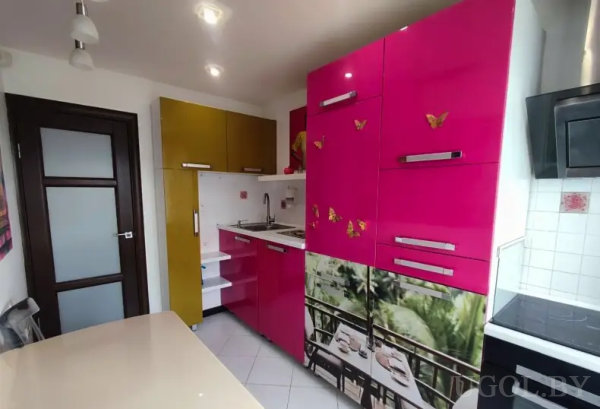 Кухня с розовыми шкафами, бабочками и изображением уличной трапезы, дополненная желтыми элементами.