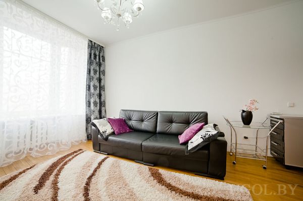 Кожаный диван в гостиной