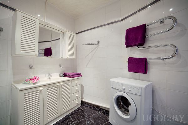 Стиральная машинка в ванной комнате