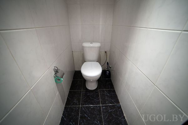 Туалет с современным дизайном