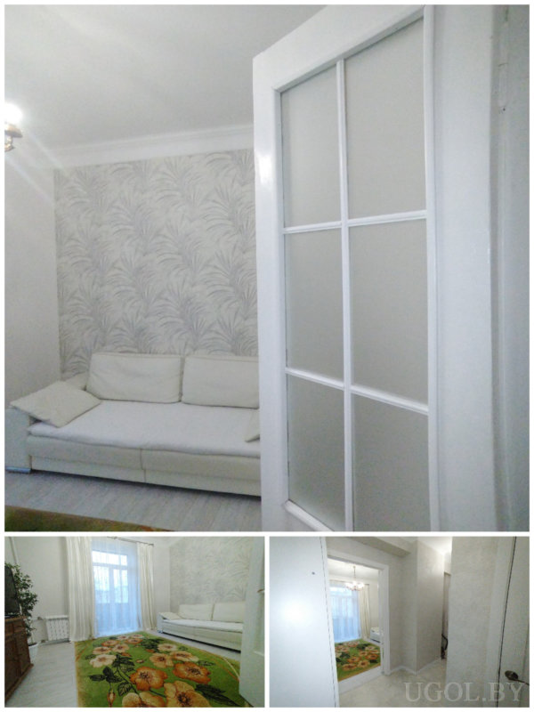 Три ракурса с диваном, ковром, дверью, окном и отражением в зеркале у входа.