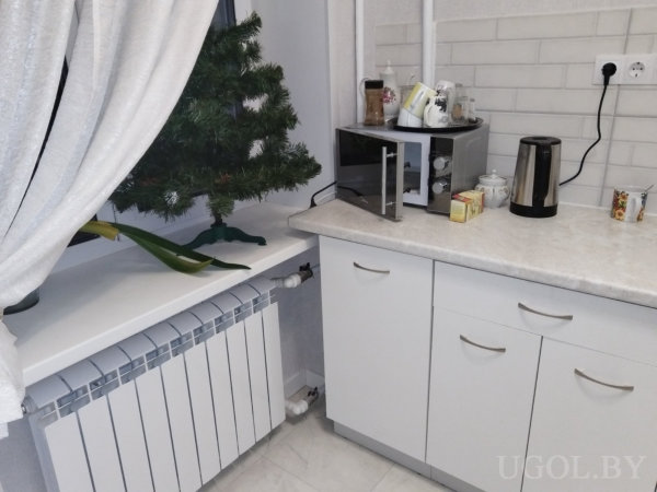 Композиция с чайником, коробками, кружками, ёлкой, радиатором и белыми фасадами.