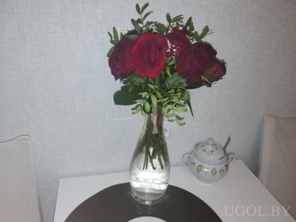 Композиция с вазой, сахарницей, чёрной подставкой и серой стеной на фоне.