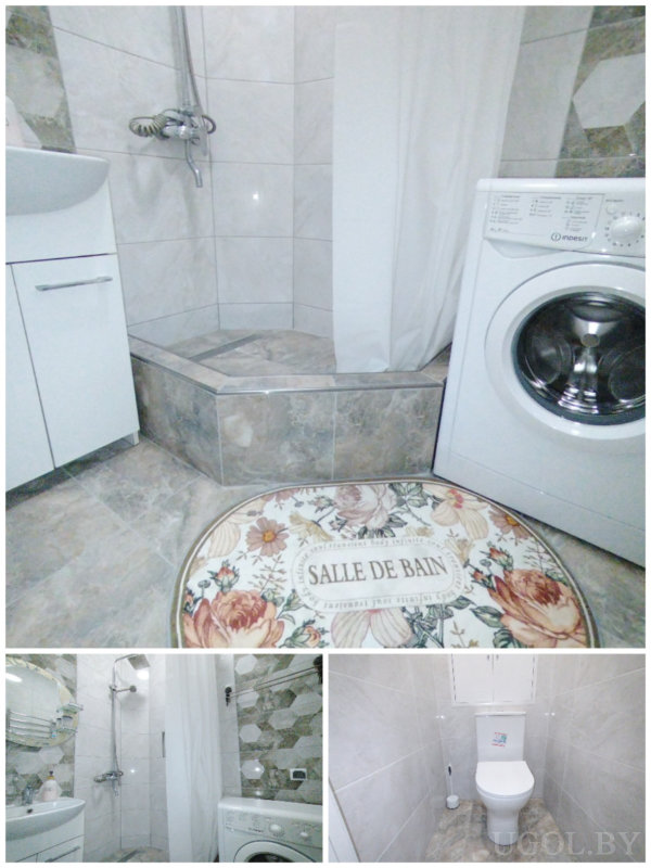 Три ракурса с душем, машиной, умывальником, ковриком, полкой и туалетом на плитке.