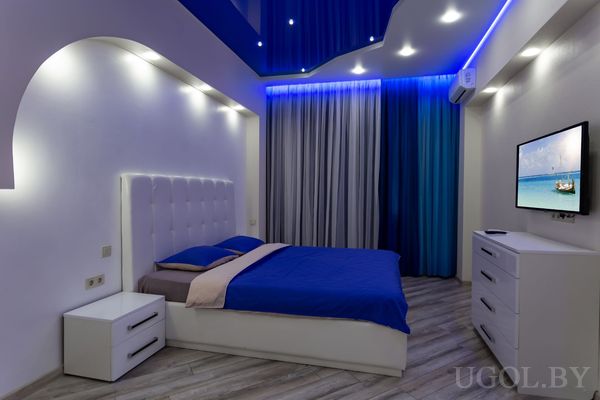 Современная светлая спальня