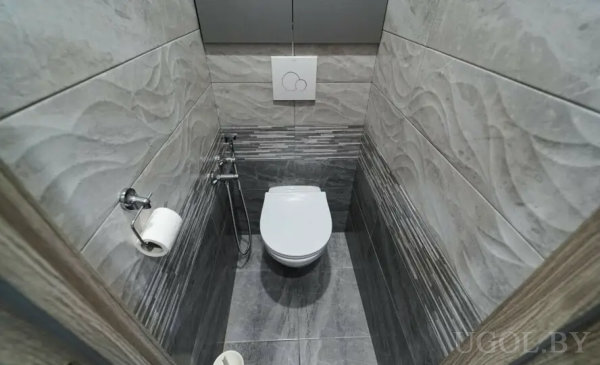 Современная ванная с волнистыми и линейными текстурами на стенах.