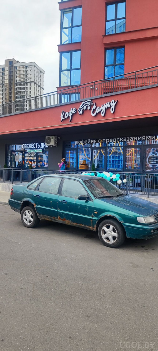 Вывеска с нотами и надписью «Кофе Саунд», оформление шарами у входа, рядом припаркован зелёный автомобиль, на окнах надписи о предсказаниях и свежих продуктах.