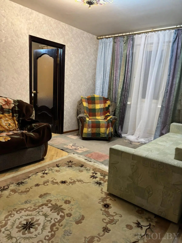 Три места для сидения, ковры с цветами и бабочками, цветные шторы и тюль.