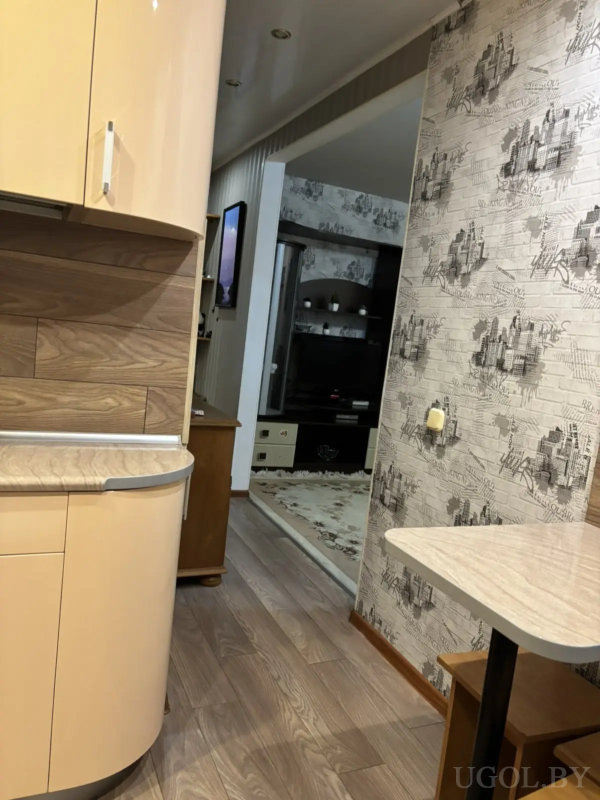 Кухонные фасады, ламинат, стенка с ТВ, обои с текстом, встроенное освещение.