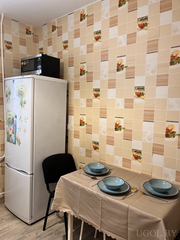 Интерьер с микроволновкой, сервировкой на троих и декоративными наклейками.