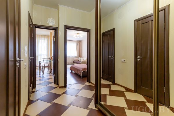 Шкаф с зеркалом в прихожей