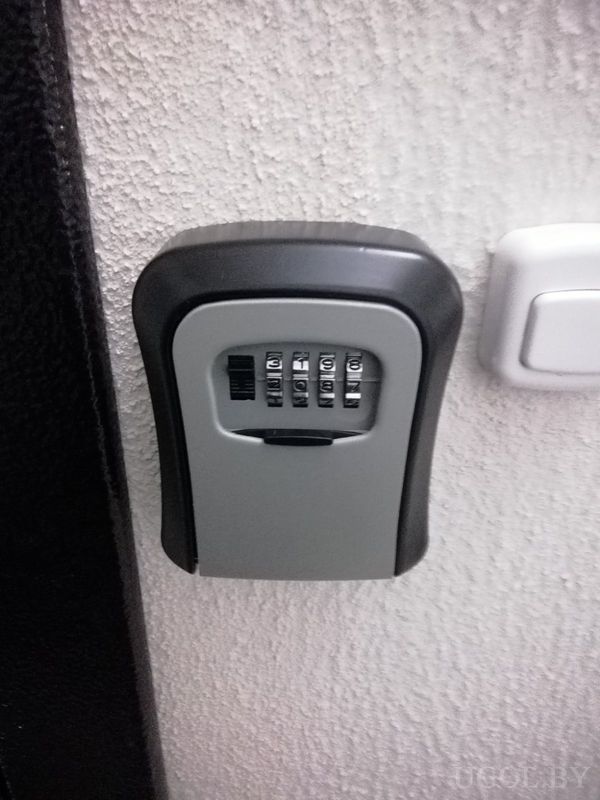 Фрагмент стены с кодовым ящиком, кнопкой и четырёхзначным замком.